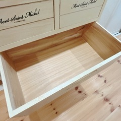 アンティークホワイトなチェスト、キャビネットの画像