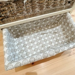 アンティークホワイトなチェスト、キャビネットの画像