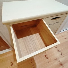 アンティークホワイトなチェスト、キャビネットの画像