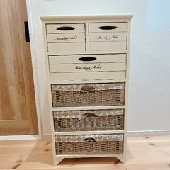 アンティークホワイトなチェスト、キャビネットの画像