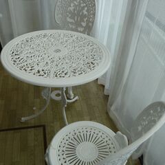 しゃれたテーブル、椅子の3点セットになります。早もの勝ちの画像