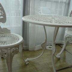 しゃれたテーブル、椅子の3点セットになります。早もの勝ちの画像