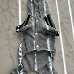 adidog フード付き犬服 グレー ストライプの画像