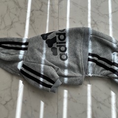 adidog フード付き犬服 グレー ストライプの画像