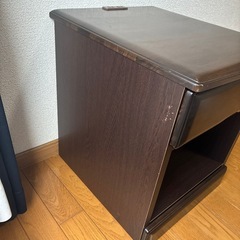 充電も出来るサイドテーブルの画像