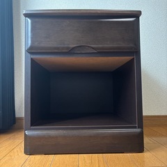 充電も出来るサイドテーブルの画像