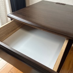 充電も出来るサイドテーブルの画像