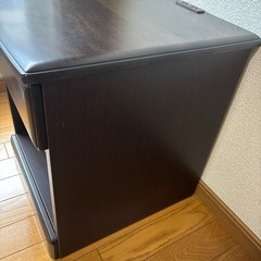 充電も出来るサイドテーブルの画像