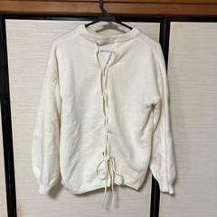 クロスデザインのセーターの画像