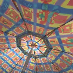 【日除】ビーチパラソル ガーデンパラソル サンシェード／テラス ベランダ 庭 キャンプ 海 BBQ レジャー アウトドア／日差し対策 角度調整 アルミポール／カラフル柄 レトロデザイン／屋外 イベント 釣り ピクニック 日陰づくり 物干し場の陽よけ 玄関先にもの画像