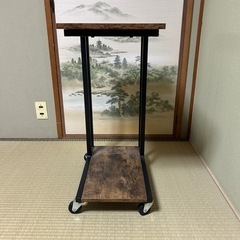 キャスター付きサイドテーブル ブラウンの画像