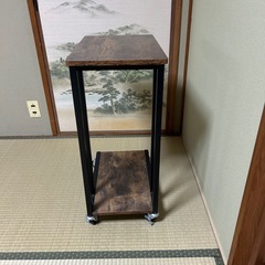 キャスター付きサイドテーブル ブラウンの画像