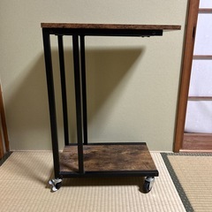 キャスター付きサイドテーブル ブラウンの画像