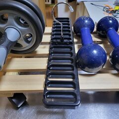 鉄アレイ、腹筋ローラー、木製(ローラー付)、ベルト掛けの画像