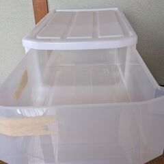 プラスチック収納ケース（中）の画像