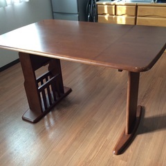 天板サイズを変えられるテーブルの画像