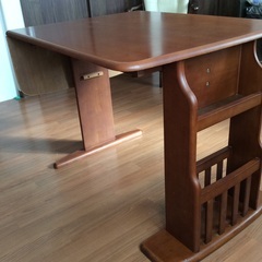 天板サイズを変えられるテーブルの画像