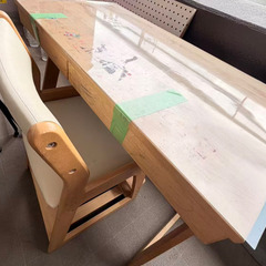 小学生ようの木材机といすです。の画像