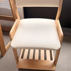 小学生ようの木材机といすです。の画像