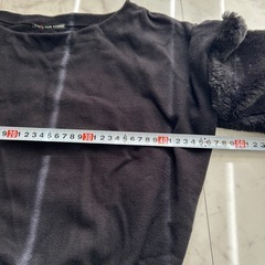 バルーンスリーブ ブラックニット　袖ファーTITE IN THE STORE フリーサイズの画像