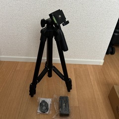 BUFFALO 無線LAN親機、LANケーブル、プロジェクター、三脚の画像