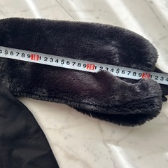 バルーンスリーブ ブラックニット　袖ファーTITE IN THE STORE フリーサイズの画像