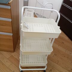 ★リユースのサカイつくば店★TK7239  キャスター付きワゴン ホワイト H86×D34×W42 クリーニング済みの画像
