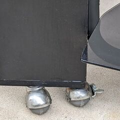 ■お値段以上！コーナー対応★ニトリの高級テレビ台・幅108ｃｍ★3段強化ガラス棚・50インチクラスにお勧め キャスター付きで移動も楽々◎の画像