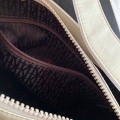 アイボリー ショルダーバッグ　KATHARINE HAMNETT LONDONの画像