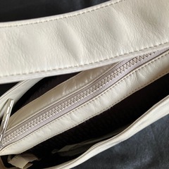 アイボリー ショルダーバッグ　KATHARINE HAMNETT LONDONの画像