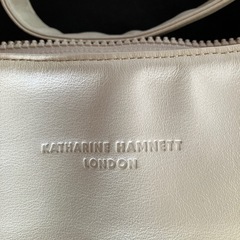 アイボリー ショルダーバッグ　KATHARINE HAMNETT LONDONの画像