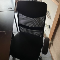 オフィス等の机と椅子セットの画像