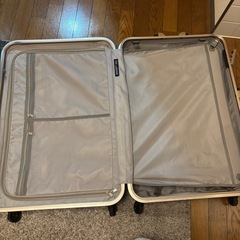 【引取早い方優先】スーツケース　破損ありの画像