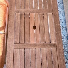 木目テーブルの画像