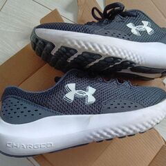 UNDER ARMOUR　スニーカーの画像