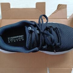UNDER ARMOUR　スニーカーの画像