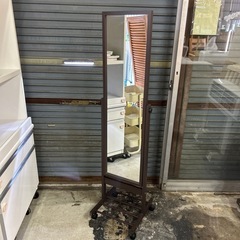 ニトリ キャスター付きスタンドミラー FF４の画像