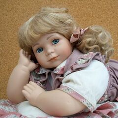 ポーセリンドール 陶器人形 40cm 女の子 クッション付き　幼児 金髪 リボン ピンク 寝そべり 海外製　☆ PayPay(ペイペイ)決済可能 ☆ 札幌市 豊平区 平岸 平岸店の画像