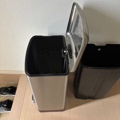 ステンレス　開閉ペダルゴミ箱　30リットルの画像