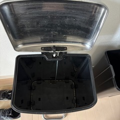 ステンレス　開閉ペダルゴミ箱　30リットルの画像