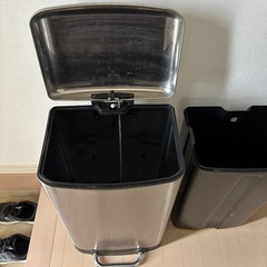 ステンレス　開閉ペダルゴミ箱　30リットルの画像
