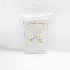 ハンドメイド イヤリング 花 白色の画像
