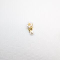 ハンドメイド イヤリング 花 白色の画像