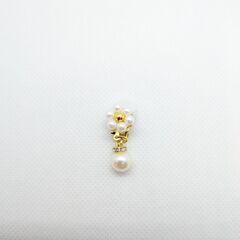 ハンドメイド イヤリング 花 白色の画像