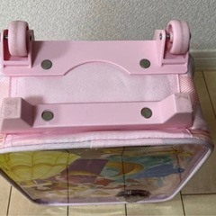 ディズニープリンセスデザインの可愛いキャリーケースです♪ 旅行やお出かけの時にお子さまが荷物を自分で運べます！ ディズニーランドやシーに行く時に持って行っても可愛いですね！  デザイン: プリンセスキャラクターのイラスト ハンドル: ピンクの持ち手付き サイズ: 縦40㎝　横25㎝　奥行15㎝ 装飾: キラキラのハート型チャーム付き の画像