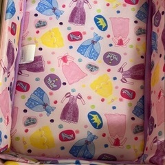 ディズニープリンセスデザインの可愛いキャリーケースです♪ 旅行やお出かけの時にお子さまが荷物を自分で運べます！ ディズニーランドやシーに行く時に持って行っても可愛いですね！  デザイン: プリンセスキャラクターのイラスト ハンドル: ピンクの持ち手付き サイズ: 縦40㎝　横25㎝　奥行15㎝ 装飾: キラキラのハート型チャーム付き の画像