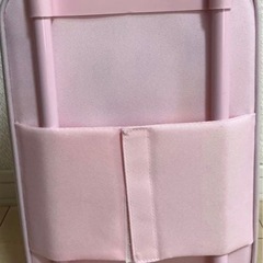 ディズニープリンセスデザインの可愛いキャリーケースです♪ 旅行やお出かけの時にお子さまが荷物を自分で運べます！ ディズニーランドやシーに行く時に持って行っても可愛いですね！  デザイン: プリンセスキャラクターのイラスト ハンドル: ピンクの持ち手付き サイズ: 縦40㎝　横25㎝　奥行15㎝ 装飾: キラキラのハート型チャーム付き の画像