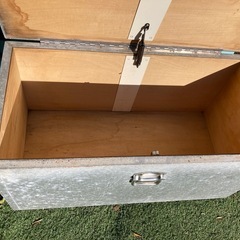 昭和レトロ　ブリキ缶　衣装ケース　キャスター4個付の画像