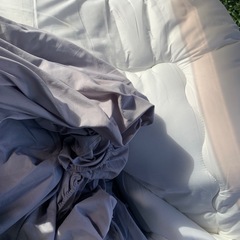 ガラステーブルと布団の画像