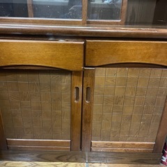 アンティークの木製の食器棚の画像